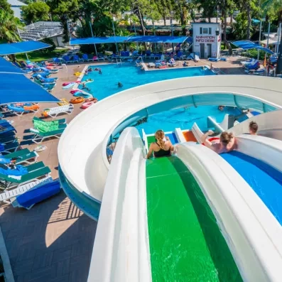 piscine avec des toboggans 