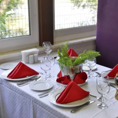 table dressée dans la salle de restaurant intérieur