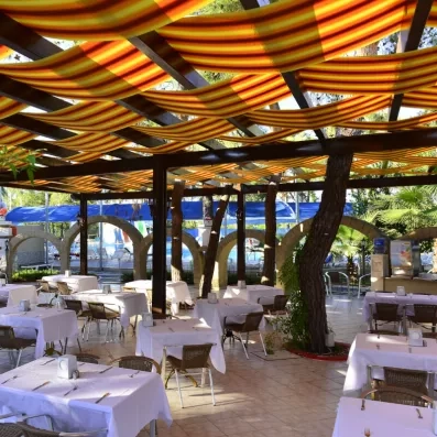 salle de restaurant sur la terrasse