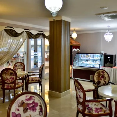 espace de vente de pâtisserie avec coin salon