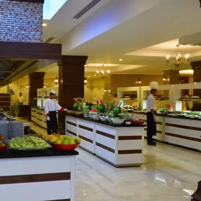 comptoir à buffet dans la salle de restaurant