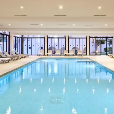 piscine intérieure avec transats