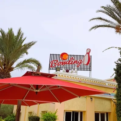 salle de bowling avec un parasol juste devant le bâtiment 