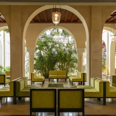 Fauteuils vert/jaune dans l'hôtel