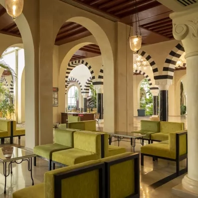 Fauteuils vert/jaune dans l'hôtel