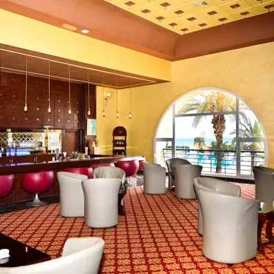 bar avec sièges sophistiqués blanc 