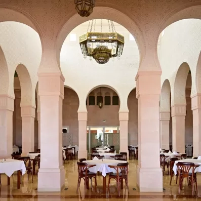 coffee shop dans une salle typique tunisienne grande et aéré 