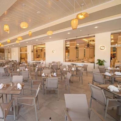 salle de restaurant moderne grise et blanc avec des lustres au plafond 