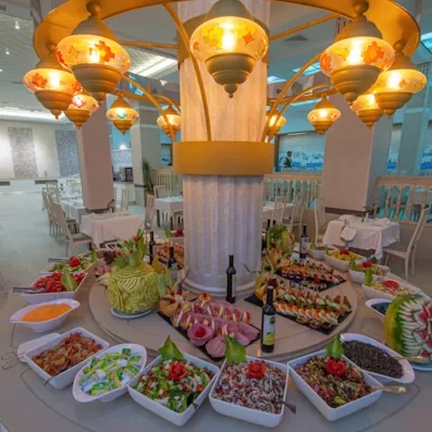 buffet de crudités placé sur une table ronde 