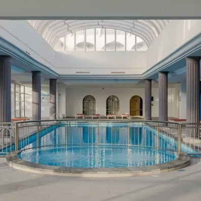 Piscine intérieure chauffée et centre de bien-être du One Resort Jockey Monastir, séjour thalasso et spa.