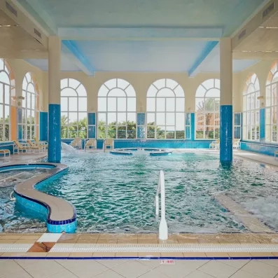 piscine intérieure avec bains à remous et cascade d'eau 