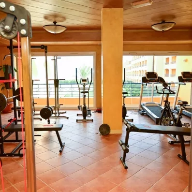 salle de sport avec différents équipements dont des machines de musculation 