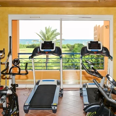 salle de sport avec des tapis de course 