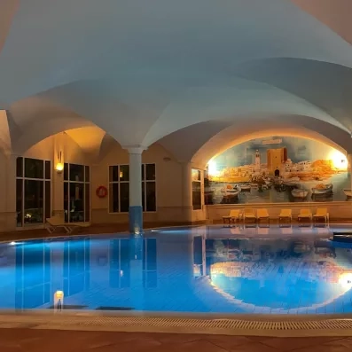 piscine intérieure avec fresque sur le mur 