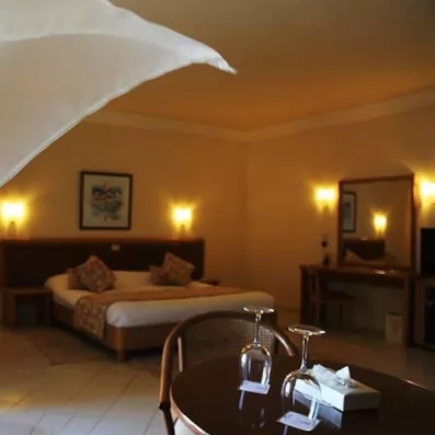 chambre double avec grand miroir et une table 