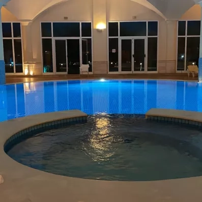 piscine intérieure dans une ambiance tamisée avec led bleu 