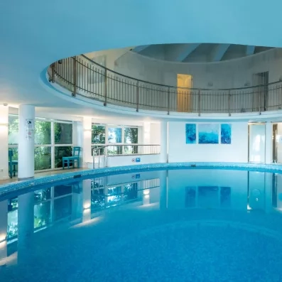 grande piscine intérieure 