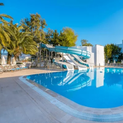 piscine extérieur avec des toboggans 