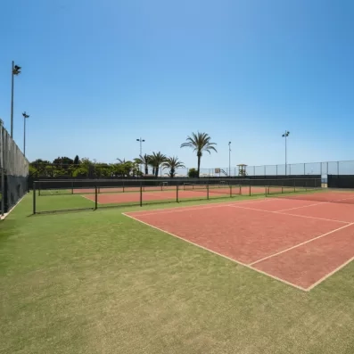 terrain de tennis en exérieur