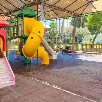 aire de jeux extérieur avec un tobboggan