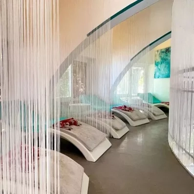 salle de relaxation avec des transats