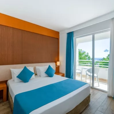 chambre avec un lit double et un balcon