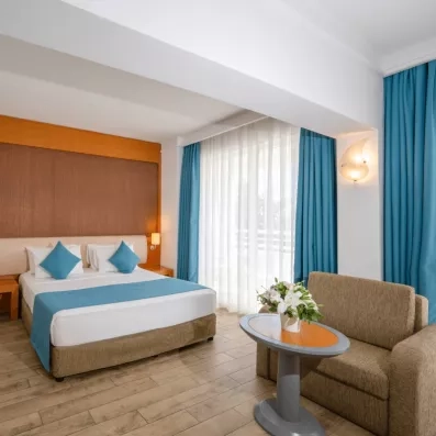 chambre avec un grand lit double et un fauteuil