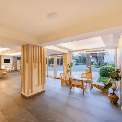 hall d'entrée avec fauteuils 