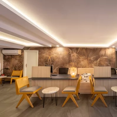 hall d'entrée avec comptoir de réception