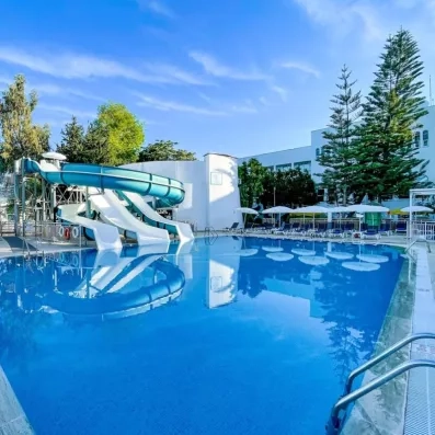 piscine extérieur avec des toboggans