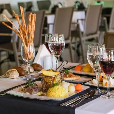 détails d'une table avec des plats élaborés