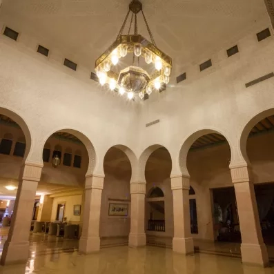 Intérieure de l'hôtel avec grand lustre au plafond 