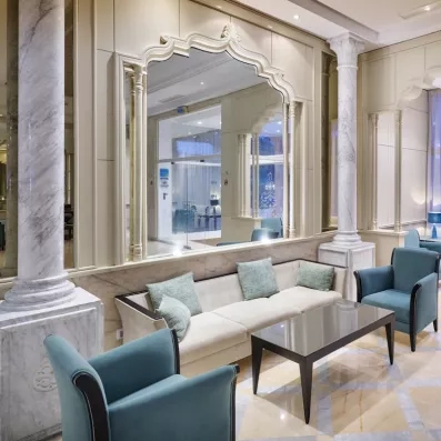 Hall de l'hôtel avec canapés bleu 