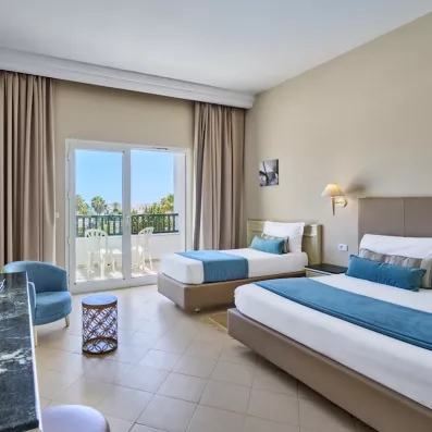 chambre vue extérieure avec 1 lit double et 1 lit simple