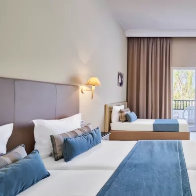 chambre avec 1 lit double et 1 lit simple 