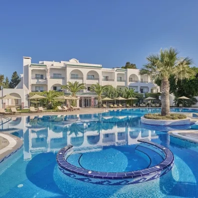 piscine extérieure avec transats 