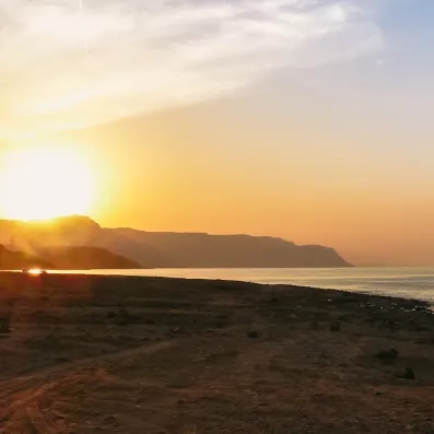 Coucher de soleil sur les montagnes bordant la mer Rouge, séjour détente et paysages balnéaires en Égypte.