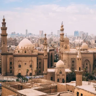 Vue panoramique sur les mosquées historiques et minarets du vieux Caire, city break authentique en Égypte.