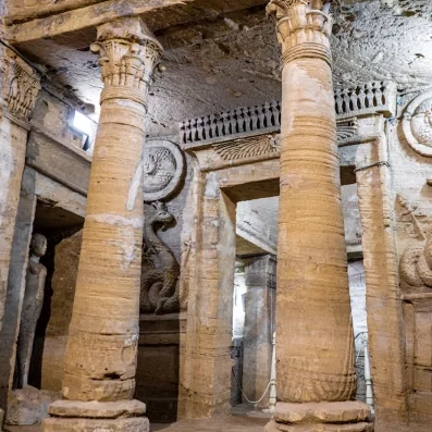Colonnes sculptées des catacombes de Kom el-Shoqafa, vestige archéologique unique lors d'un circuit à Alexandrie.