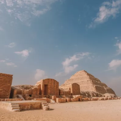 Pyramide à degrés de Djéser à Saqqarah, excursion incontournable depuis Le Caire, trésor antique d'Égypte.