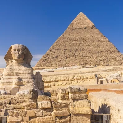 Sphinx de Gizeh et Grande Pyramide, monument emblématique pour un voyage inoubliable au Caire, Égypte.