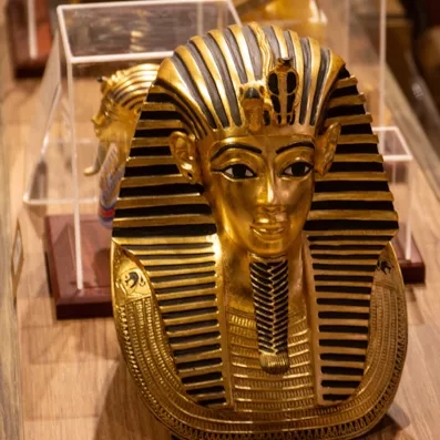 Masque funéraire en or de Toutânkhamon au musée, trésor pharaonique à découvrir lors d'un voyage Égypte.