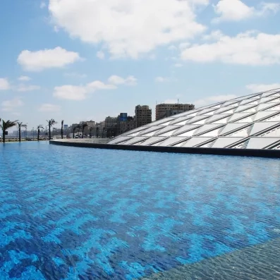 Architecture moderne de la Bibliotheca Alexandrina face à la mer Méditerranée, city break culturel à Alexandrie, Égypte.