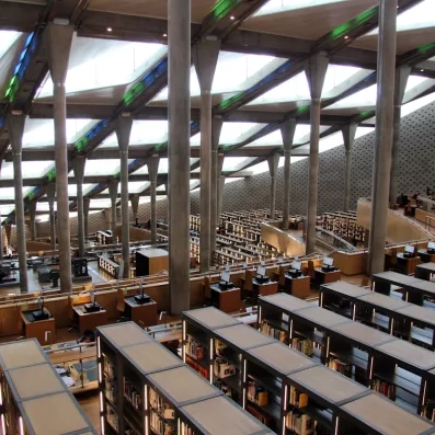 Intérieur design de la grande salle de lecture de la bibliothèque d'Alexandrie, monument incontournable en Égypte.