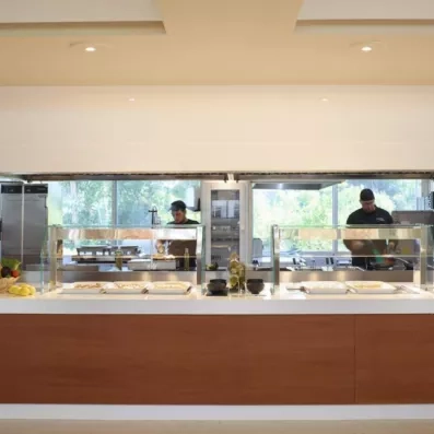 Le buffet du restaurant avec des plats et des chefs en arrière plan