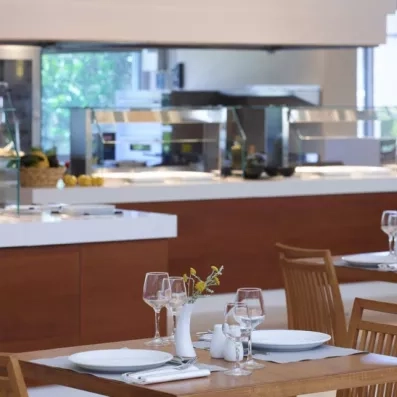 table au restaurant avec le buffet avec chaises, tables et couverts