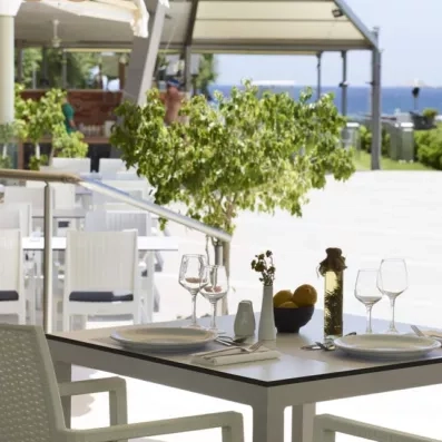 restaurant extérieure à la terrasse avec table et chaise sur la vue mer