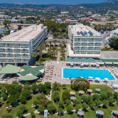 Vue de haut de la piscine, du jardin et l'immeuble de l'hôtel