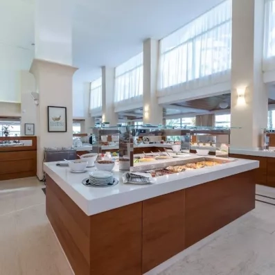 Un buffet centrale au restaurant de l'hôtel, avec des plat bien dressés 