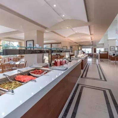 Un buffet centrale au restaurant de l'hôtel, avec des plat bien dressés 
